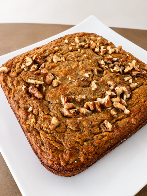 Queque de manzana y nueces sin harina de trigo preparado con harina de almendras, avena y nueces Piwén.